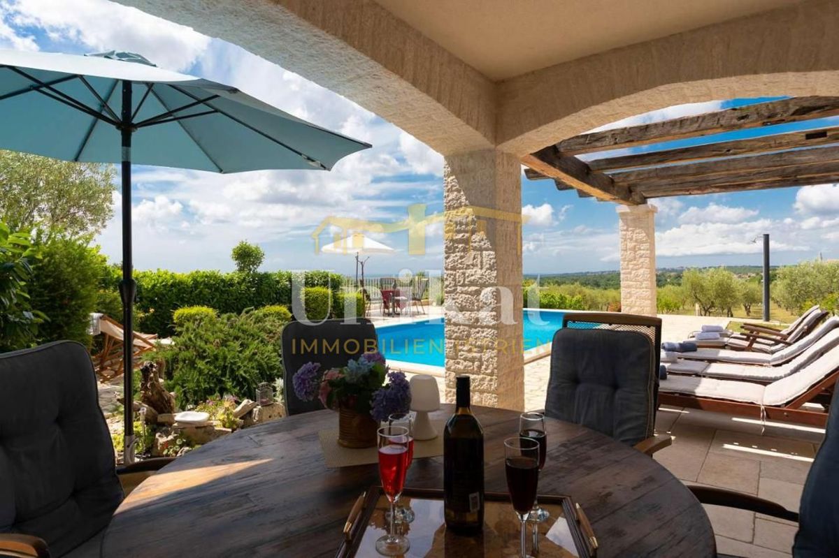 Casa con piscina e vista mare